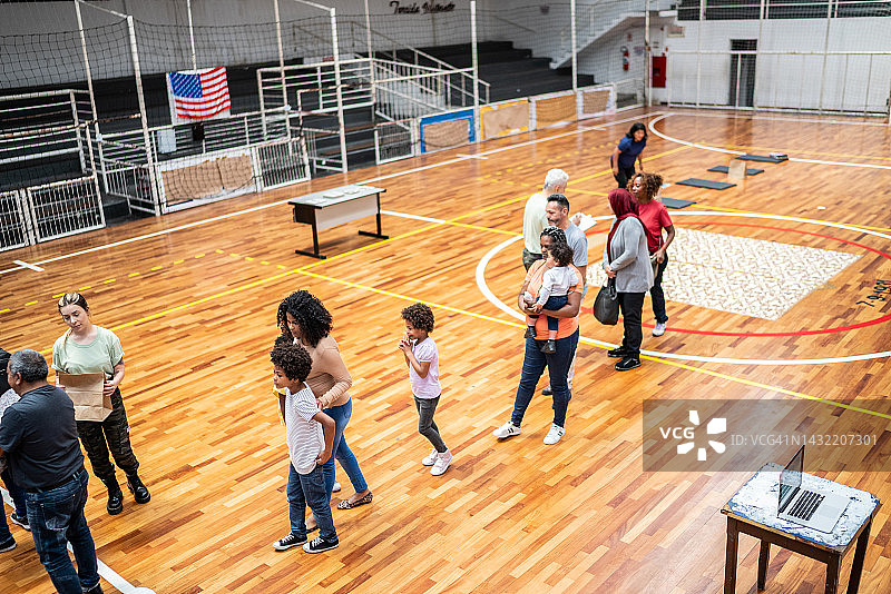 在社区中心排队寻求帮助的人们图片素材