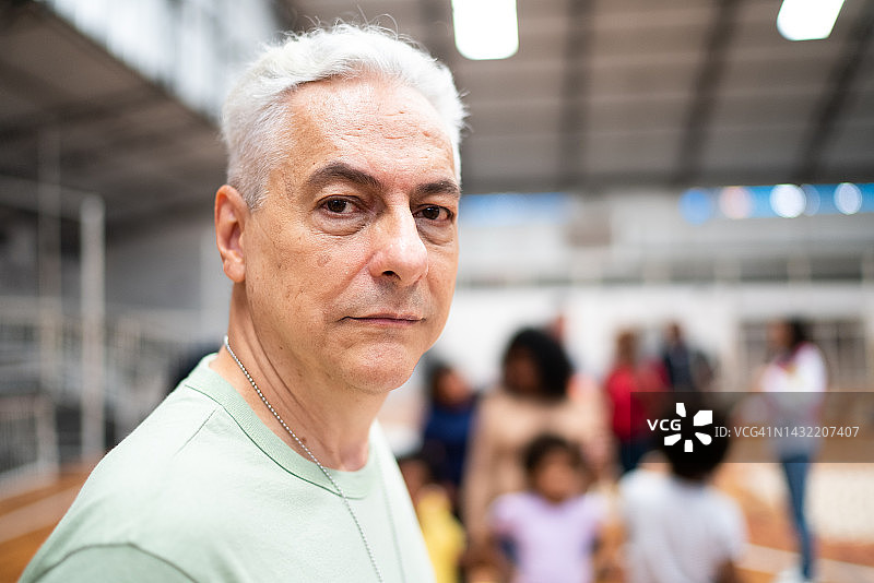 社区中心里的士兵肖像图片素材