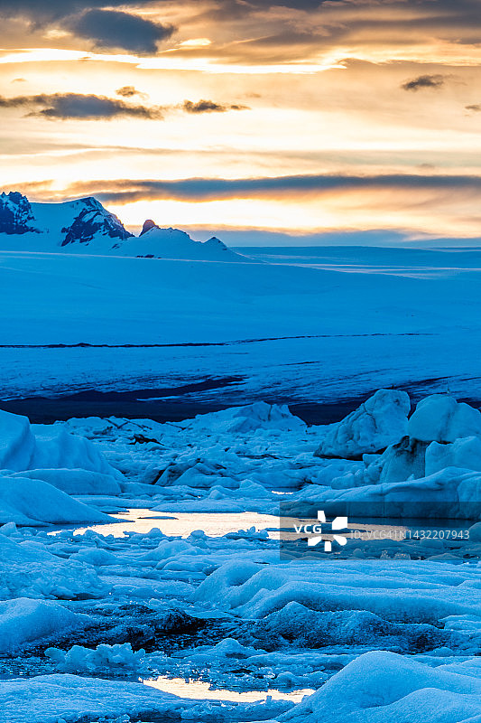瓦特纳冰川冰盖和杰古沙龙冰湖的壮丽日落图片素材