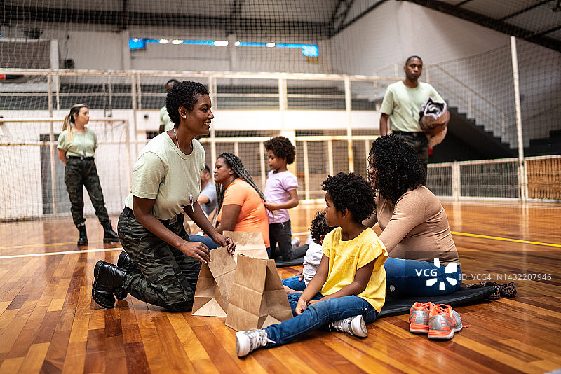 女兵与难民家庭交谈图片素材