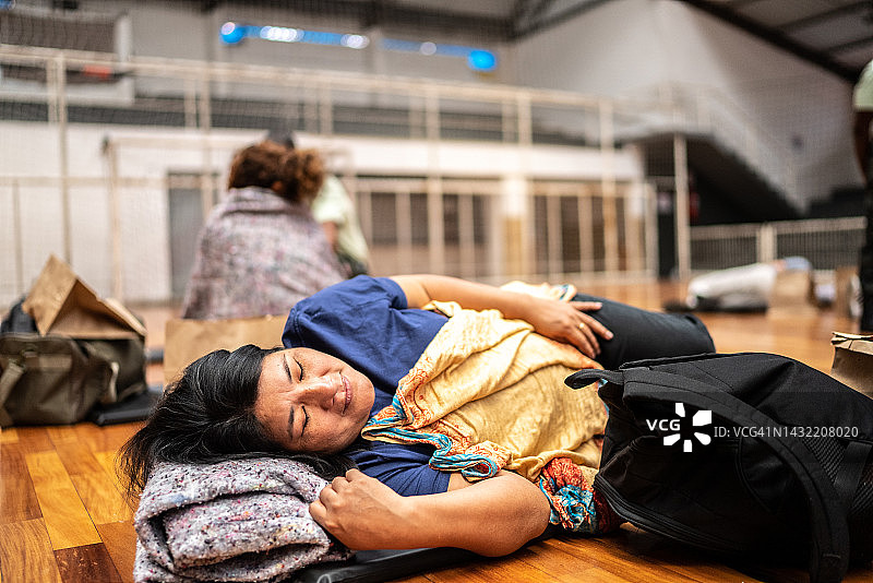 在避难所睡觉的难民妇女图片素材