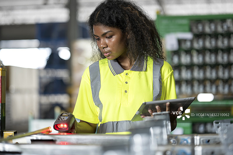 制造业条形码库存系统改进图片素材