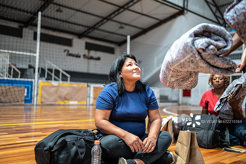 在避难所接受捐赠的女人图片素材