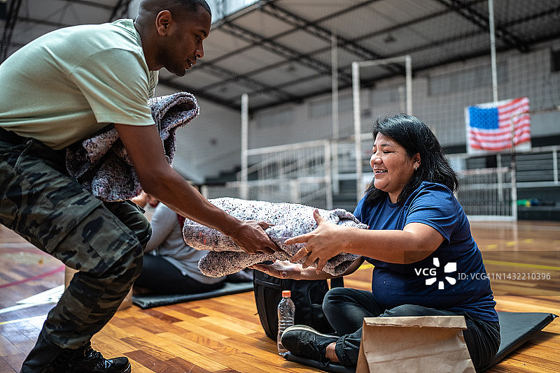 在避难所接受捐赠的女人图片素材