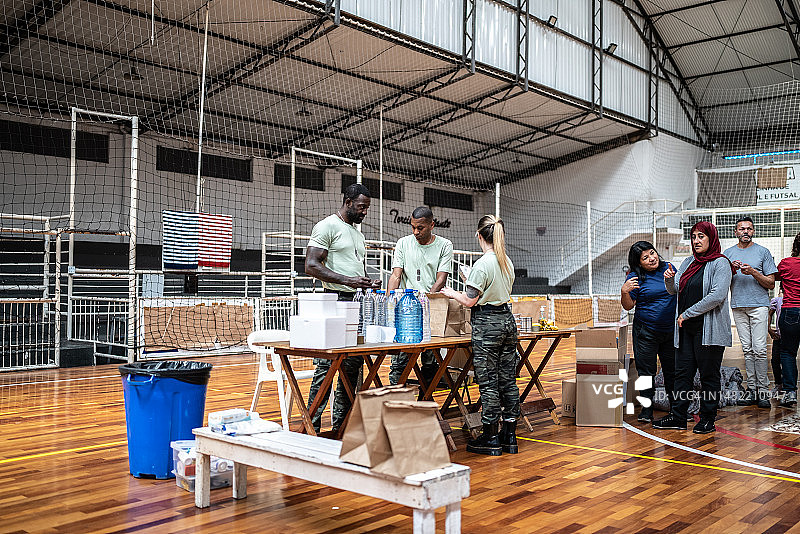 士兵向避难所的难民捐款图片素材