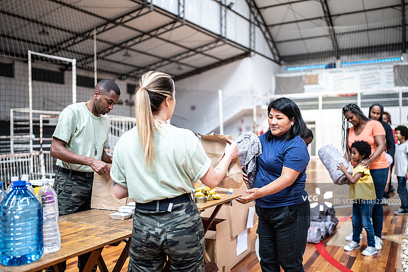 士兵向避难所的难民捐款图片素材