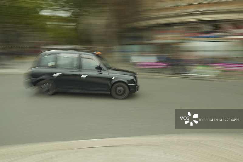 具有动态模糊效果的伦敦黑色出租车图片素材
