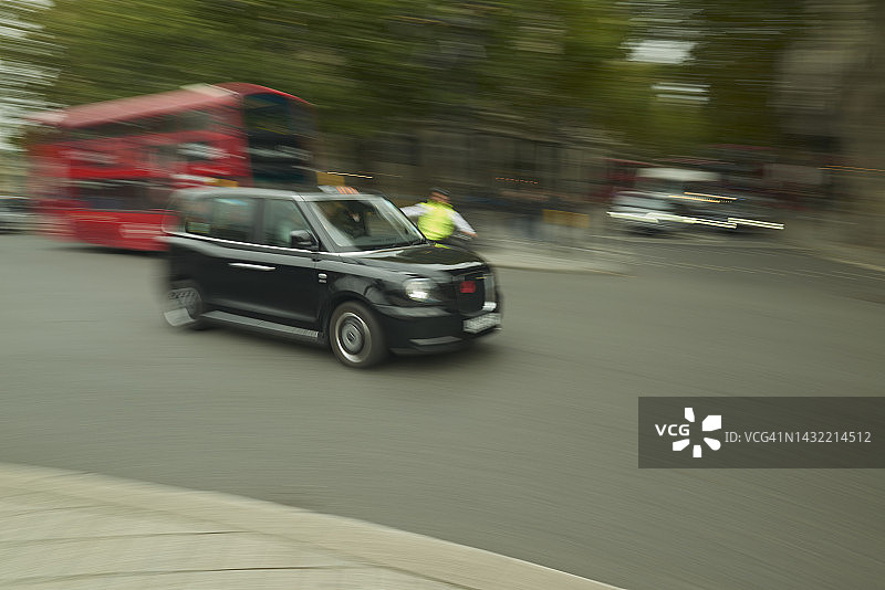 具有动态模糊效果的伦敦黑色出租车图片素材