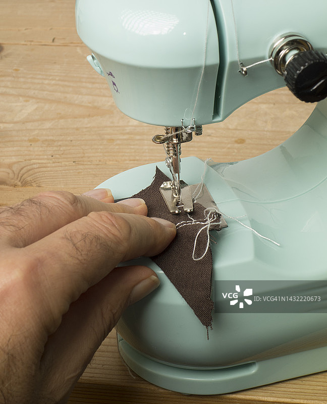 小型缝纫机和人手图片素材