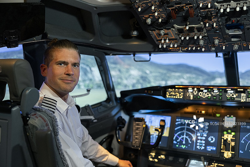 坐在驾驶舱内的男飞行教练肖像图片素材