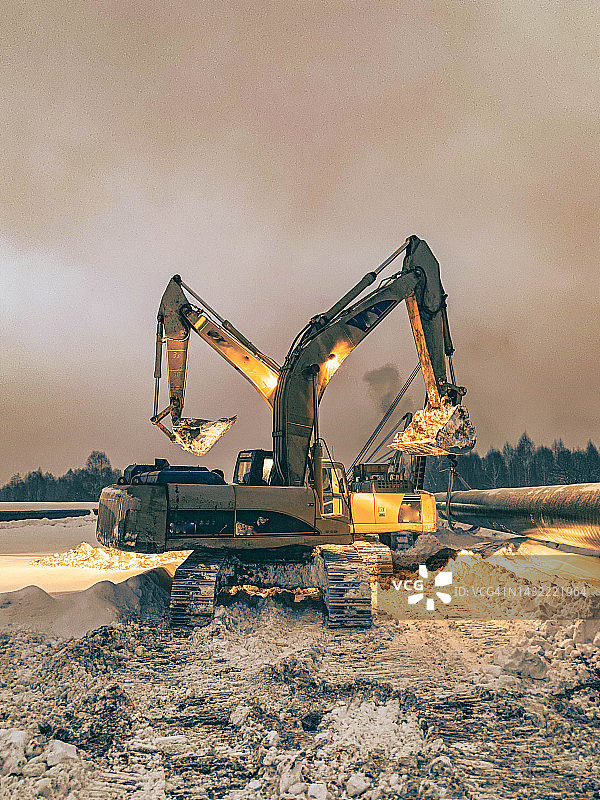 夜间挖掘作业图片素材