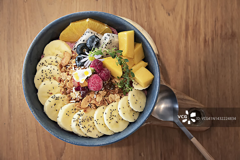 混合水果、浆果和酸奶的健康早餐碗图片素材