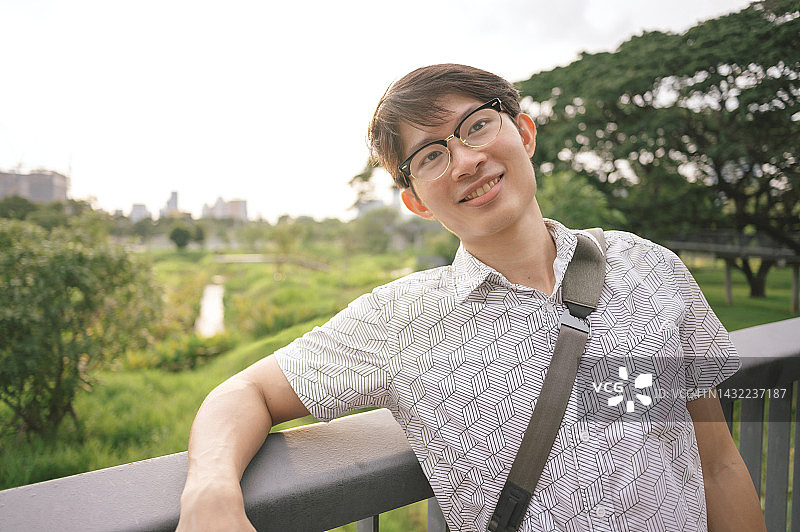 他喜爱日出时分图片素材