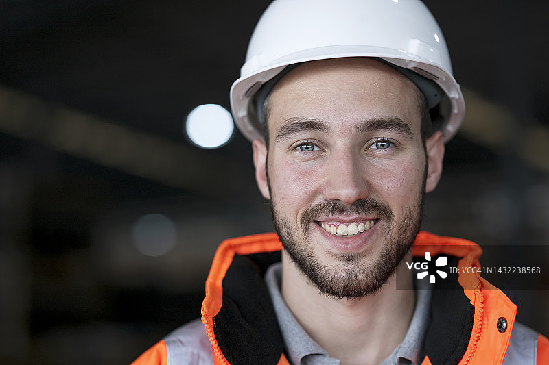 物流服务提供商驱动供应链运输：男卡车司机在配送仓库装货区工作图片素材