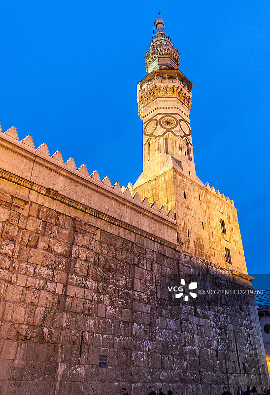 夜间照明的倭马亚清真寺宣礼塔图片素材