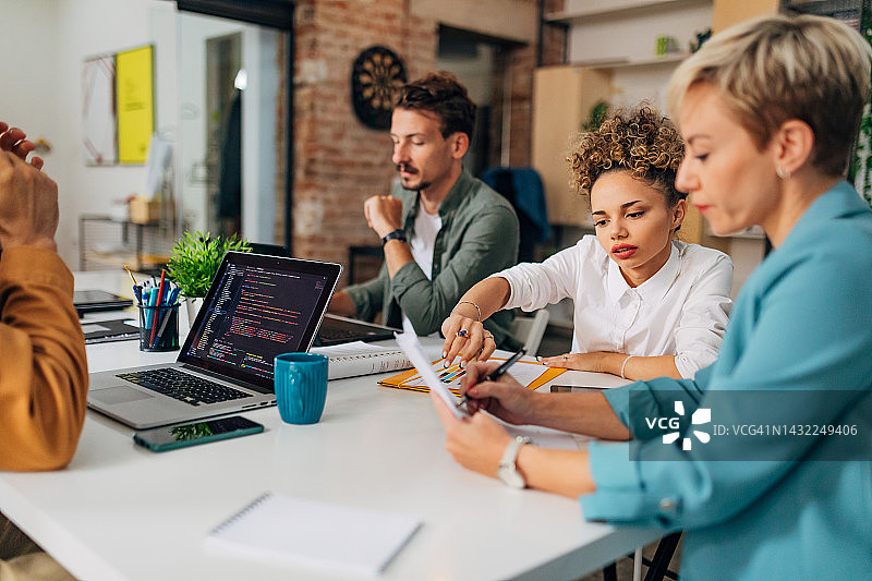 程序员团队协作学习编程图片素材