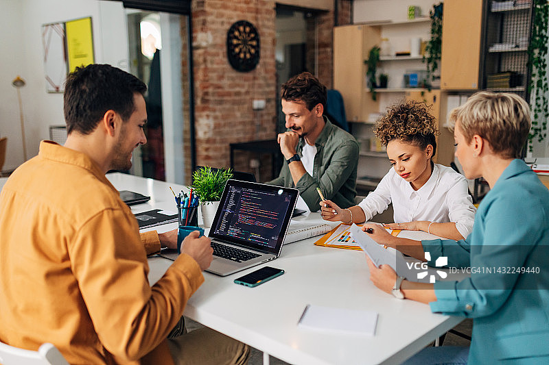 程序员们一起合作解决编程问题图片素材