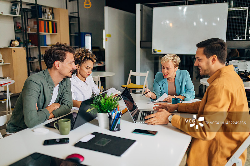 学生们在会议桌旁组队学习编程图片素材