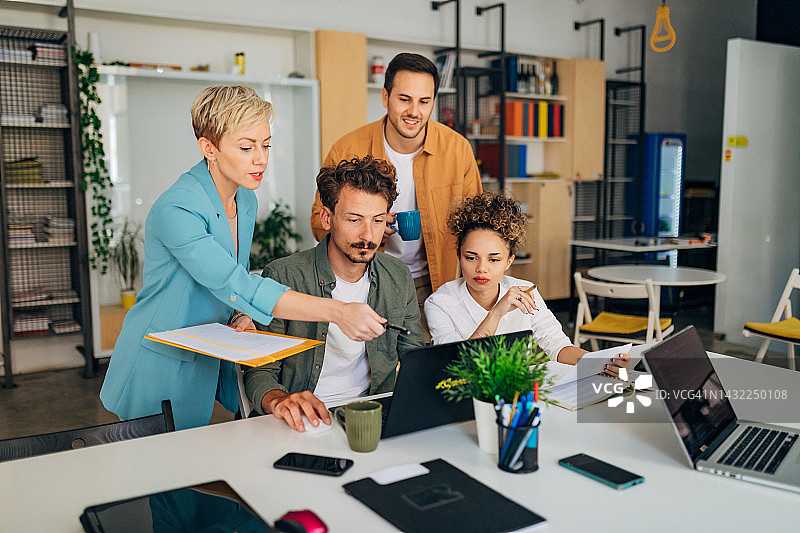 不同背景人群共同编程学习图片素材