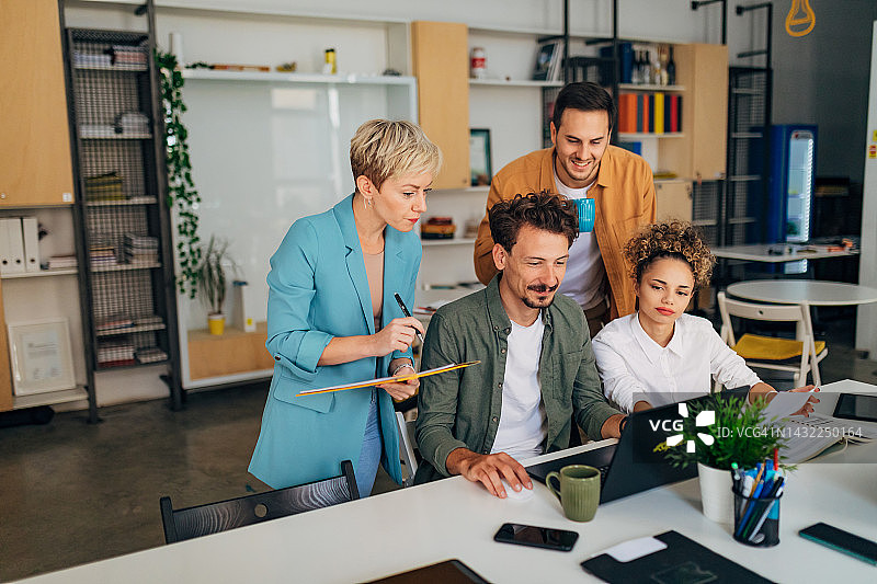 一群新程序员学习编码基础知识图片素材