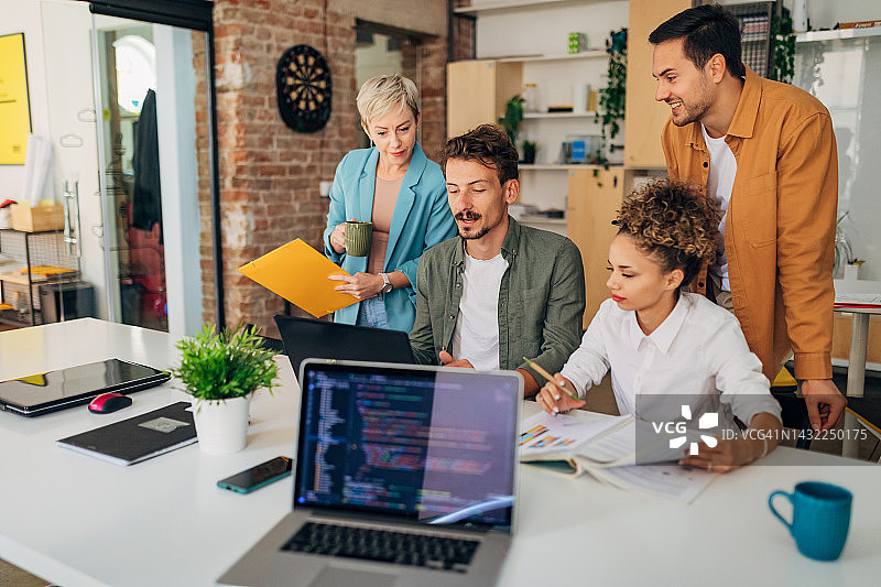 学习编写程序代码时协作的学生群体图片素材