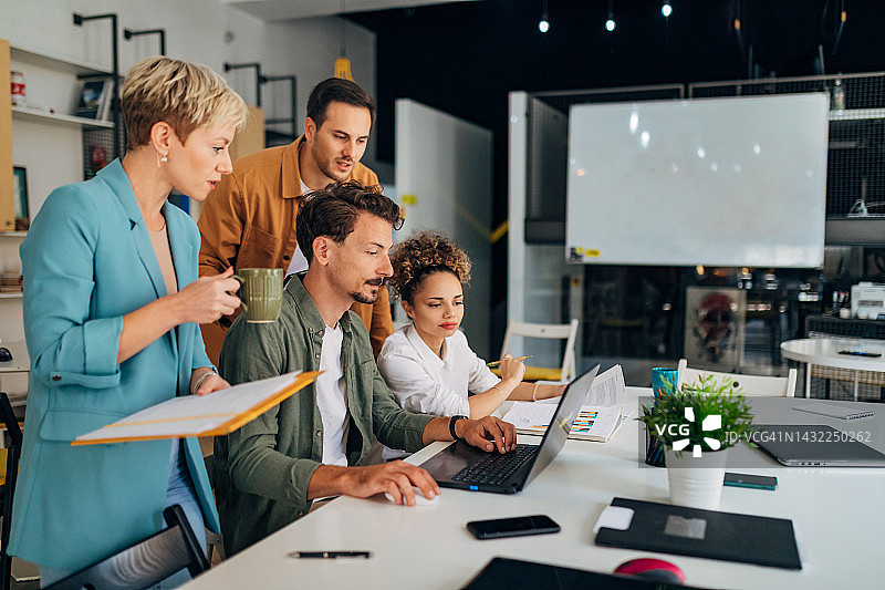 一群学生参加IT专家的研讨会，学习编写程序代码图片素材