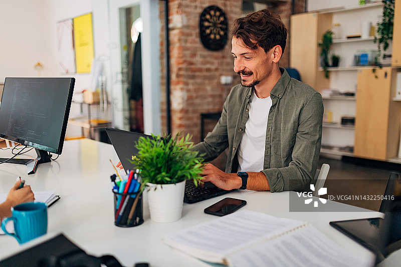 男程序员在办公室学习编码技术图片素材