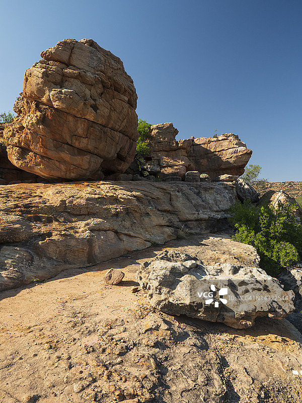 南非西开普省灌木丛中的岩层地貌图片素材