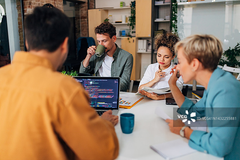 一小群人合作学习编程图片素材