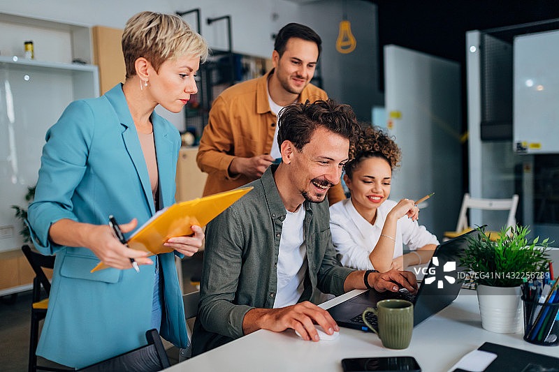 在办公室一起学习时，人们讨论编码技术图片素材