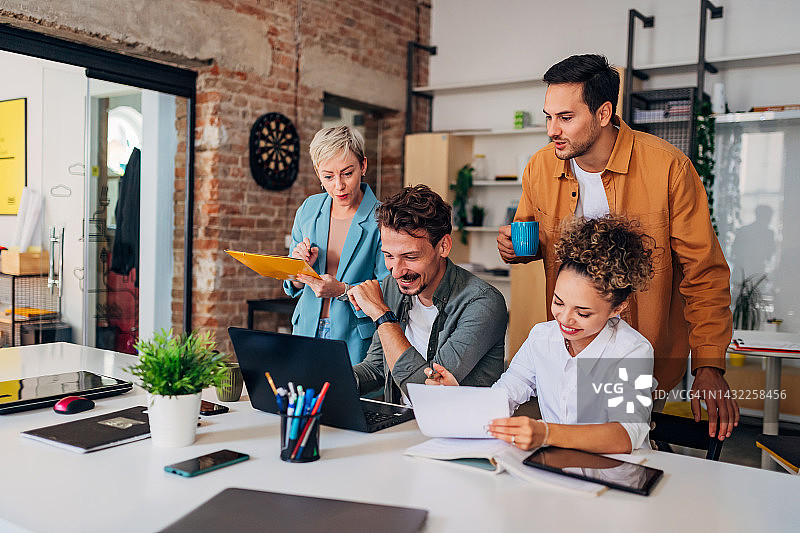 一群人在办公室学习编程图片素材