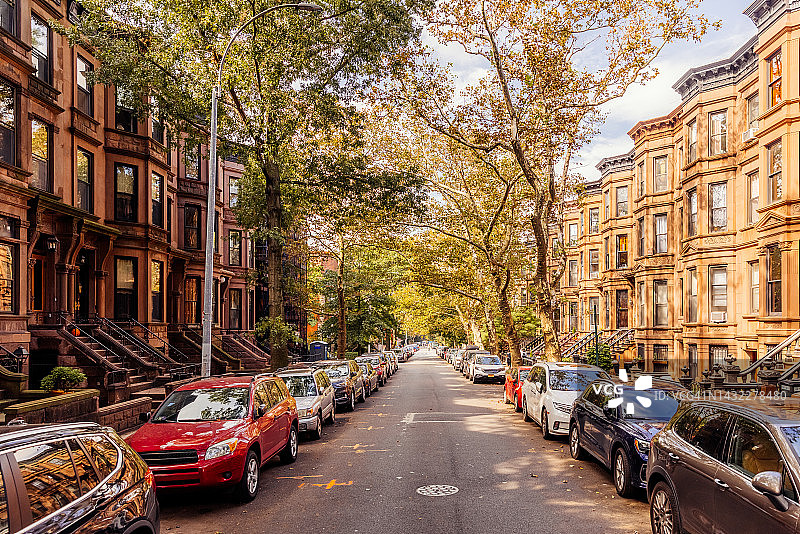美国纽约布鲁克林公园坡住宅区阳光明媚的街景图片素材