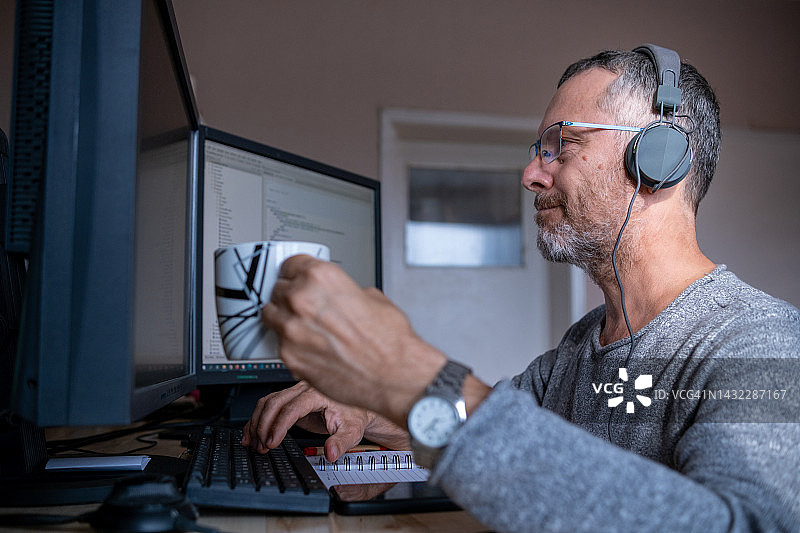 一位快乐的开发人员正在编写代码图片素材