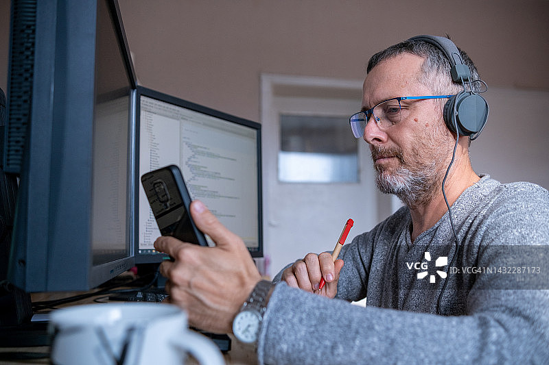 一名开发人员在编写代码图片素材
