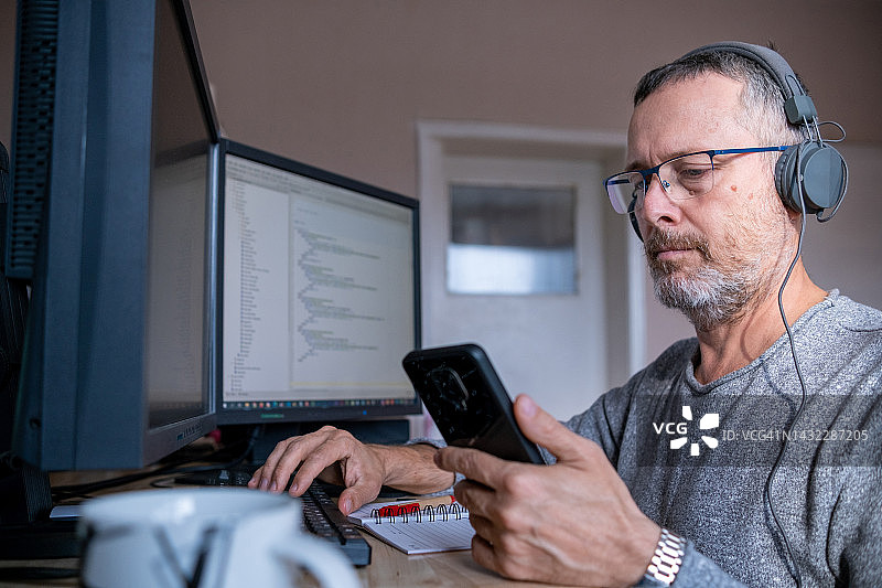 一名开发人员在编写代码图片素材