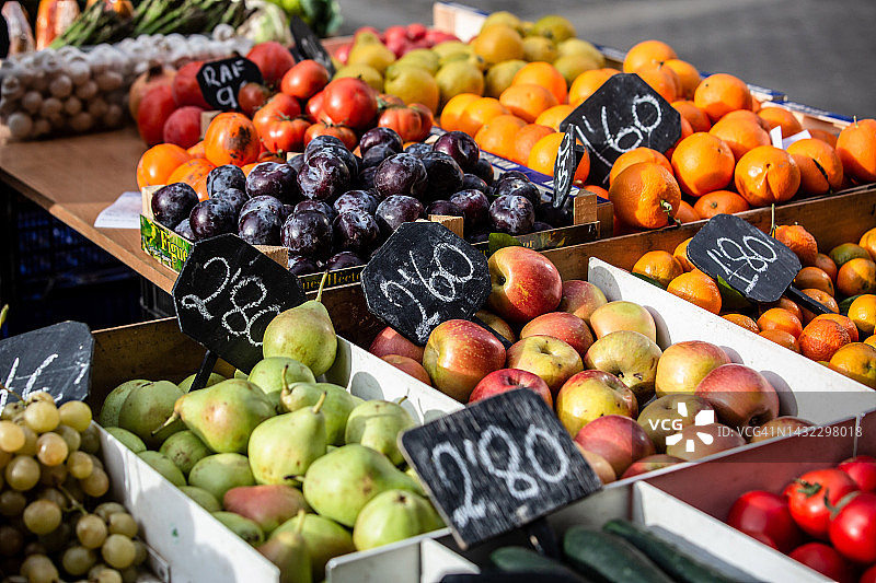 新鲜水果展示上的欧元价格图片素材