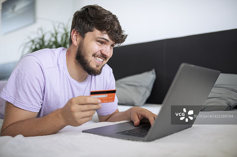 男人在网上促销期间购物图片素材