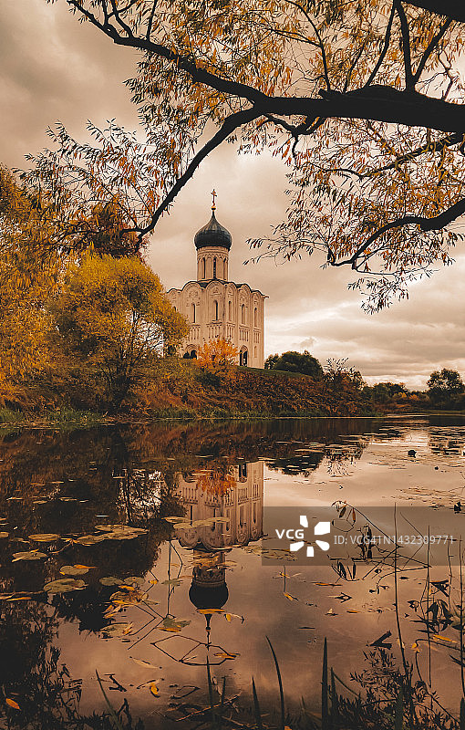秋季弗拉基米尔地区涅尔利河畔波克罗夫教堂图片素材