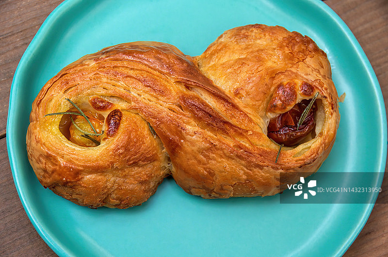 樱桃番茄、奶油奶酪和迷迭香丹麦酥饼图片素材