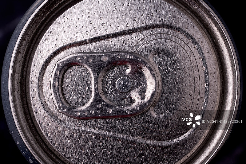 带有水滴的铝制冷饮罐图片素材