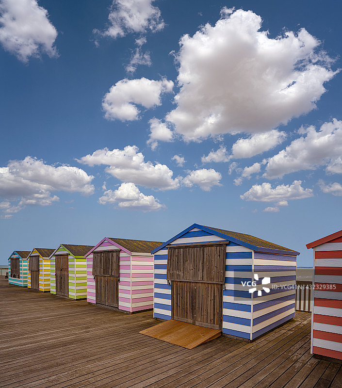 英国东萨塞克斯黑斯廷斯码头彩色条纹小屋度假村图片素材