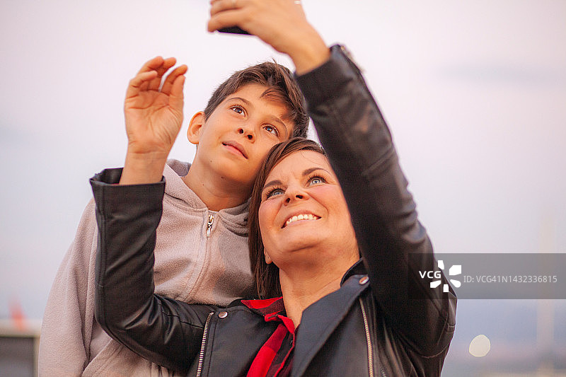 母亲和儿子图片素材