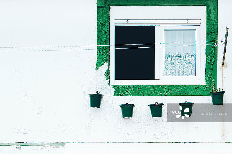 白色墙壁上的绿色框架窗户图片素材