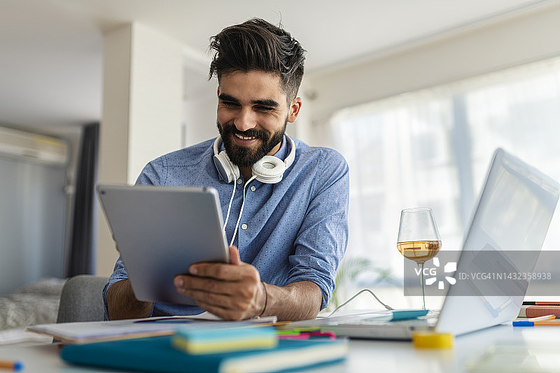 男人在家线上办公图片素材