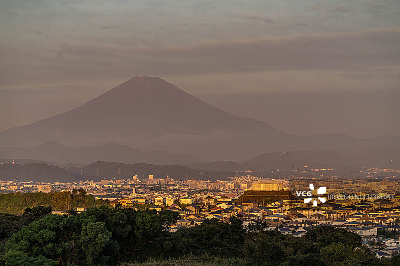 日本神奈川县的富士山和居民区图片素材