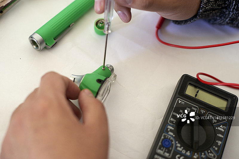 工程师检查电子设备图片素材