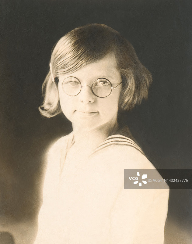 戴眼镜的女孩复古学校肖像照，1900年代老照片图片素材