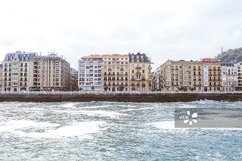 从乌鲁梅阿河对岸看圣塞瓦斯蒂安老城区建筑图片素材