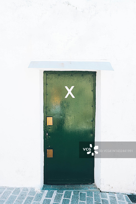 白色墙壁上的绿色门图片素材