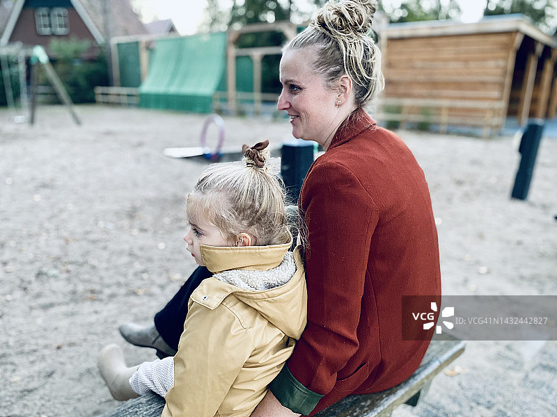 相像的姑姑和侄女图片素材